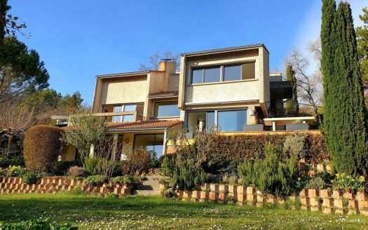 Beautiful architect-designed villa with exceptional views. Chatel-Guyon sector