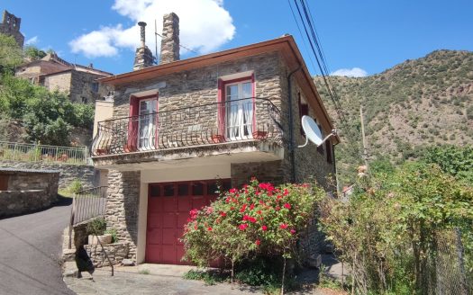4 room house with independent one room appartment and garage