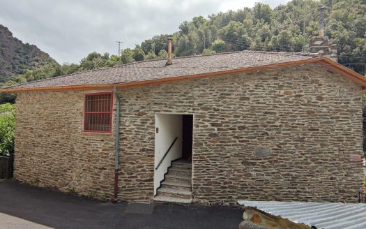 4 room house with independent one room appartment and garage