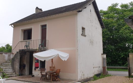 House with outbuildings 10 minutes from Vernon
