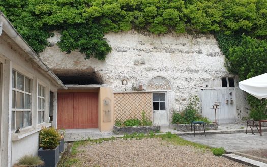 House with outbuildings 10 minutes from Vernon