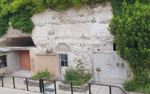 House with outbuildings 10 minutes from Vernon