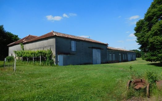 Superb setting for this old farmhouse with no neighbors – 8.16 hectares