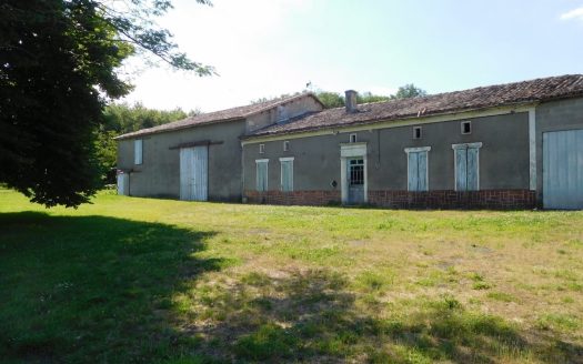 Superb setting for this old farmhouse with no neighbors – 8.16 hectares