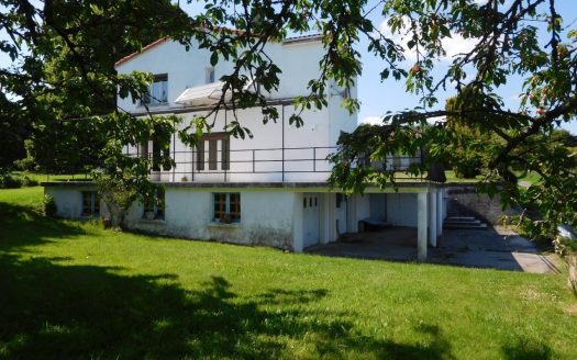 Superb setting for this old farmhouse with no neighbors – 8.16 hectares