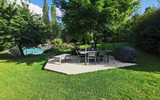 Beautiful traditional house on large enclosed grounds, swimming pool and outbuildings