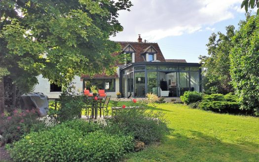 Beautiful traditional house on large enclosed grounds, swimming pool and outbuildings
