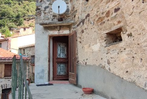 House to renovate with outbuilding