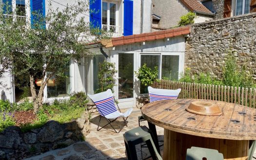 Family house in the village center of Guernes