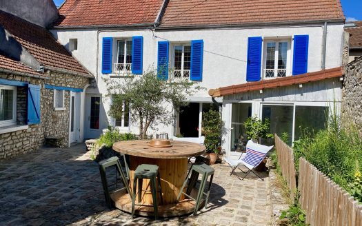 Family house in the village center of Guernes