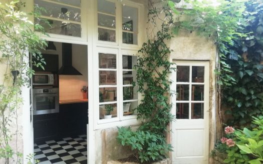 Mansion of 195 sqm with garden