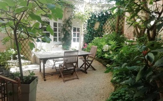 Mansion of 195 sqm with garden
