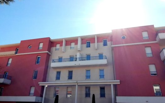 Quiet two-bedroom apartment with 12 sqm terrace with park view
