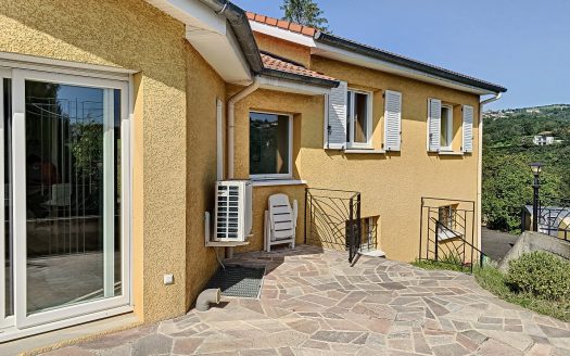 House of 150sqm of living space and 980sqm of land located on the heights of La Grand Croix