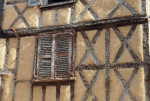 Located in the heart of the old town of Thiers, this small old building with half-timbered facade is offered for sale