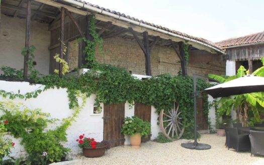 19th century longere of 500 sqm on a plot of 2295 sqm