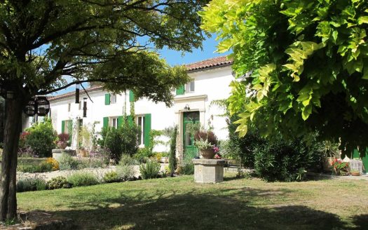 19th century longere of 500 sqm on a plot of 2295 sqm