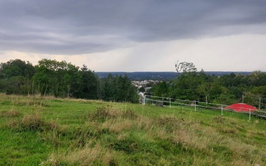 Saint Yorre, land of 8,900 sqm including 600 sqm building features, source, a garden shed with a beautiful view