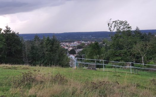 Saint Yorre, land of 8,900 sqm including 600 sqm building features, source, a garden shed with a beautiful view