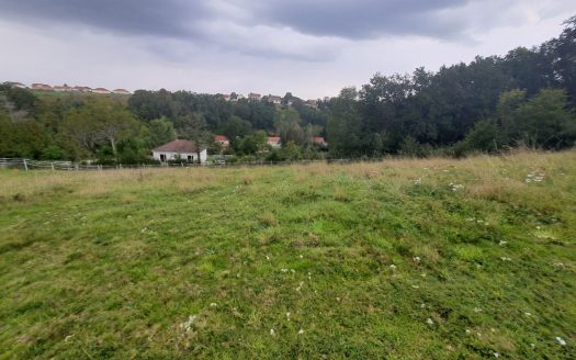 Saint Yorre, land of 8,900 sqm including 600 sqm building features, source, a garden shed with a beautiful view