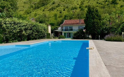 House with swimming pool overlooking the Seine