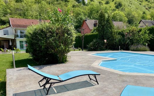 House with swimming pool overlooking the Seine