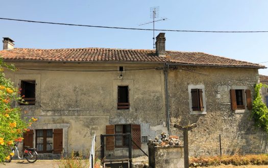 Village ancient house in stone, good order, 5 bedrooms, chimney, barn, land, rare deal