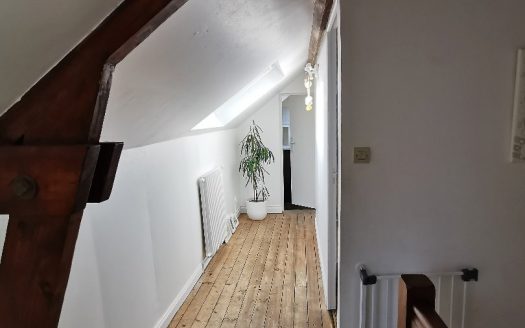 Charming house from the 1930s with garden, close to schools, shops and public transport
