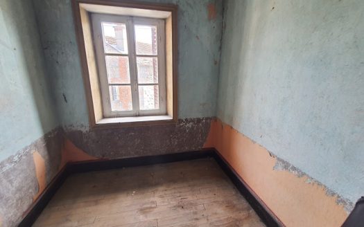 Townhouse located 8 km from Thiers