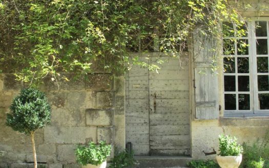 Old house 450 sqm village center with wooded park