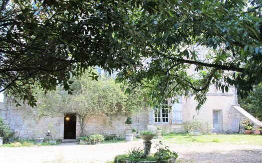 Old house 450 sqm village center with wooded park