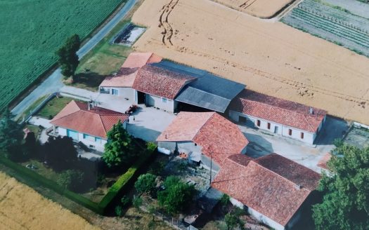 Exceptional setting for this old farmhouse with no neighbors or vis a vis – 6 hectares