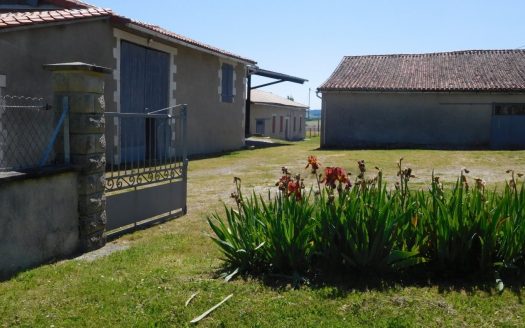 Exceptional setting for this old farmhouse with no neighbors or vis a vis – 6 hectares