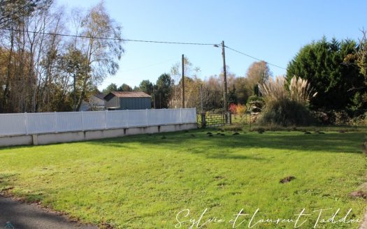 Contemporary house ideally located