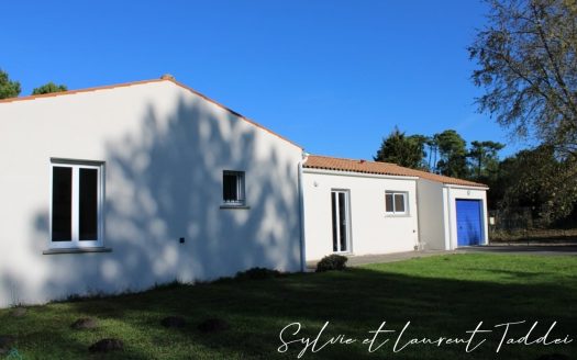 Contemporary house ideally located