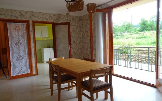 3-room apartment with balcony, 2 garages and cellar