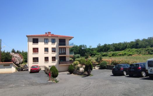 3-room apartment with balcony, 2 garages and cellar