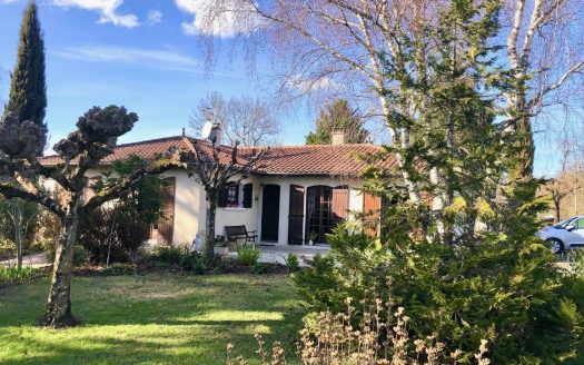 Modern house, oil central heating, good condition, calm, lovely views, outbuildings, close to all amenities, big garden, fireplace, wood stove, cupboard, camping car shelter.