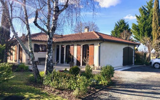 Modern house, oil central heating, good condition, calm, lovely views, outbuildings, close to all amenities, big garden, fireplace, wood stove, cupboard, camping car shelter.