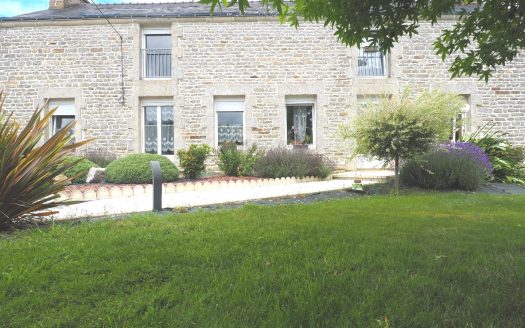 Large five-bedroom house, large hangar and 9,000 sqm of land