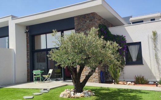 Upscale semi detached 4 room villa