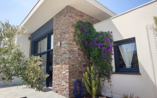 Upscale semi detached 4 room villa