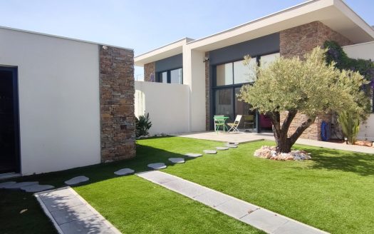 Upscale semi detached 4 room villa