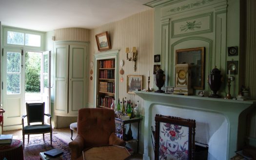 Vaste maison de caractère, maison annexe attenante et parc à Abzac, proche Confolens