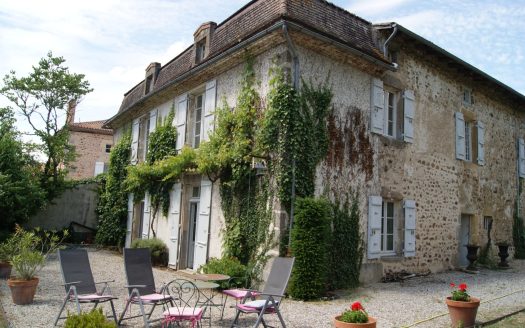 Vaste maison de caractère, maison annexe attenante et parc à Abzac, proche Confolens