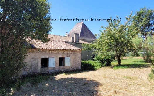 Spacious stone property to renovate, outbuildings, a gust house on 2.3 hectares of land