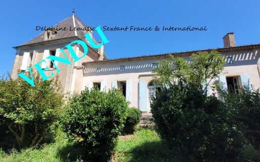 Spacious stone property to renovate, outbuildings, a gust house on 2.3 hectares of land
