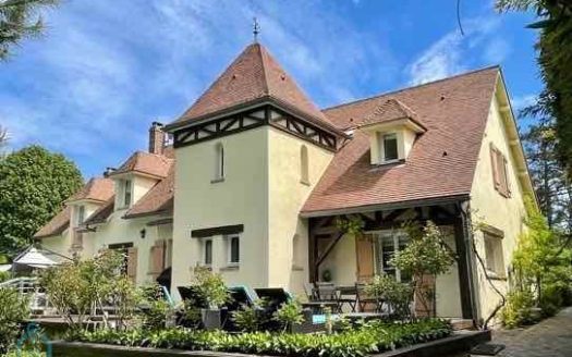 Family property with swimming pool