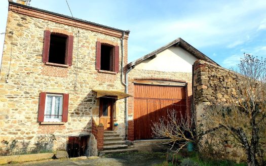 Charming house of 90 sqm with many outbuildings