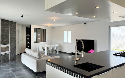 Exclusivity: House T5 of 146 sqm with Garage of 85sqm and Heated Swimming Pool 8m x 4m
